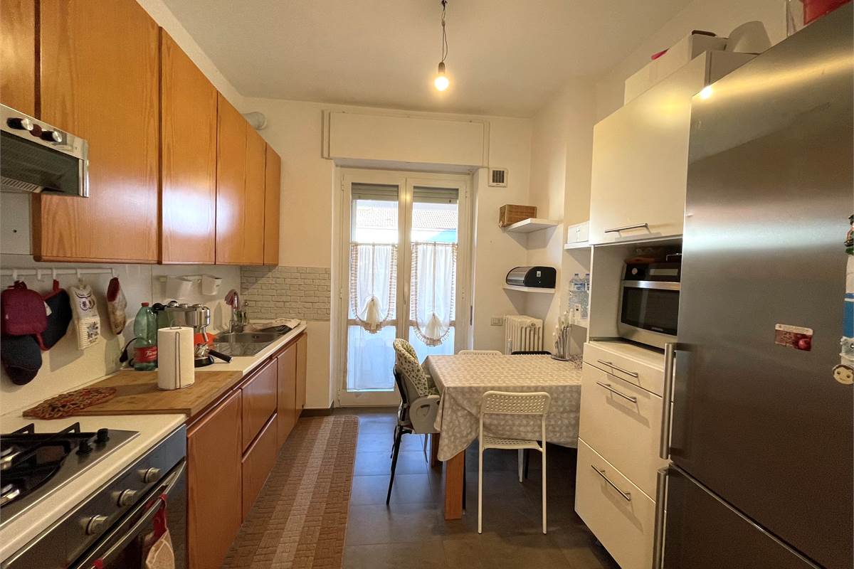 AMPIO E LUMINOSO TRILOCALE CON BALCONI E BOX