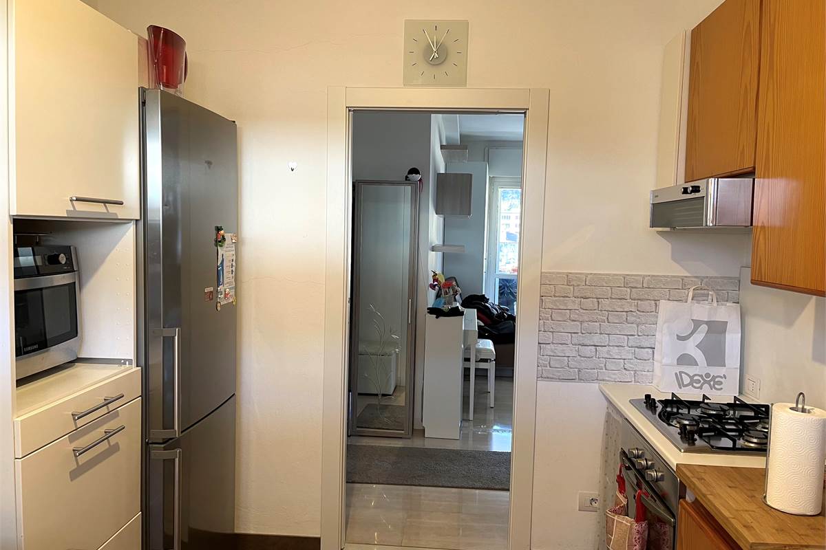 AMPIO E LUMINOSO TRILOCALE CON BALCONI E BOX