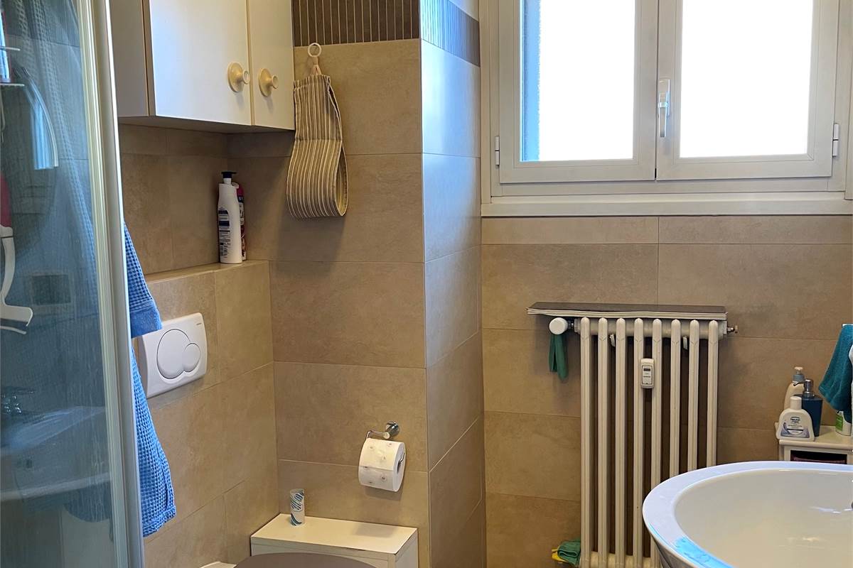 AMPIO E LUMINOSO TRILOCALE CON BALCONI E BOX