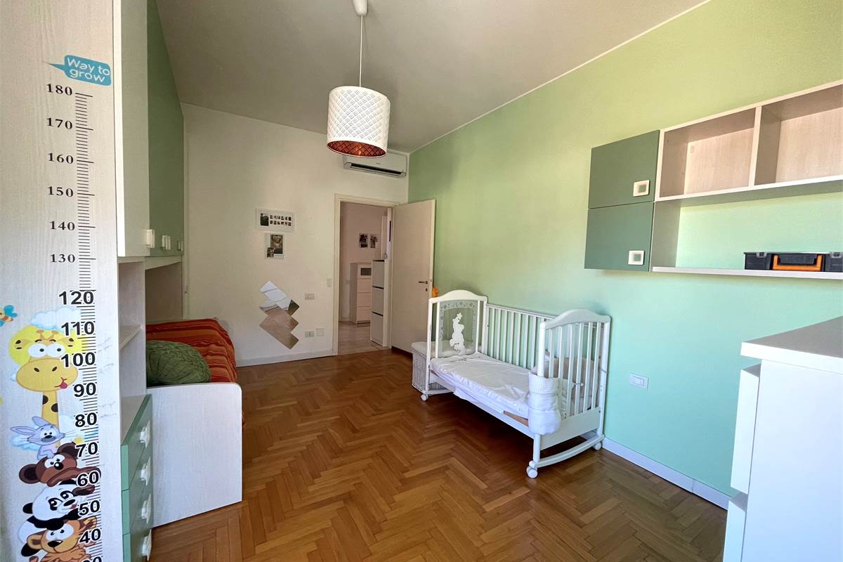 AMPIO E LUMINOSO TRILOCALE CON BALCONI E BOX