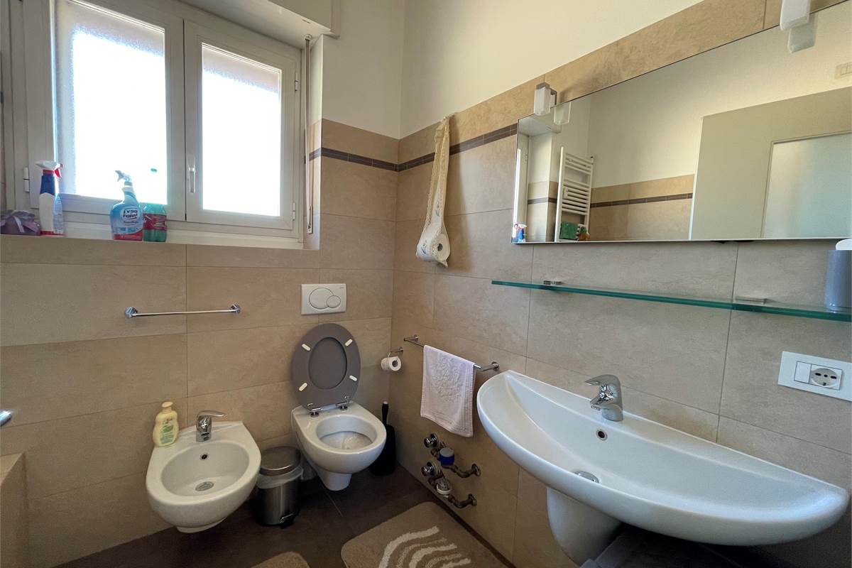 AMPIO E LUMINOSO TRILOCALE CON BALCONI E BOX