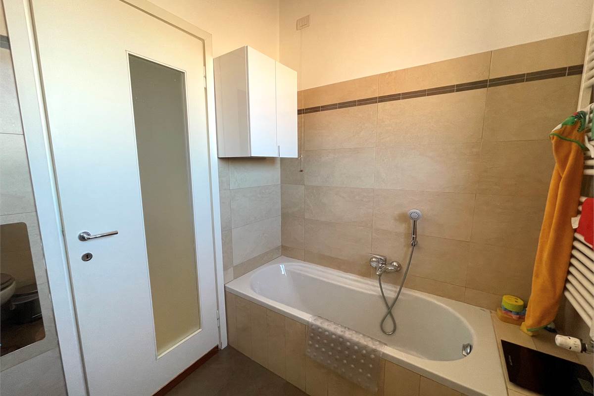 AMPIO E LUMINOSO TRILOCALE CON BALCONI E BOX