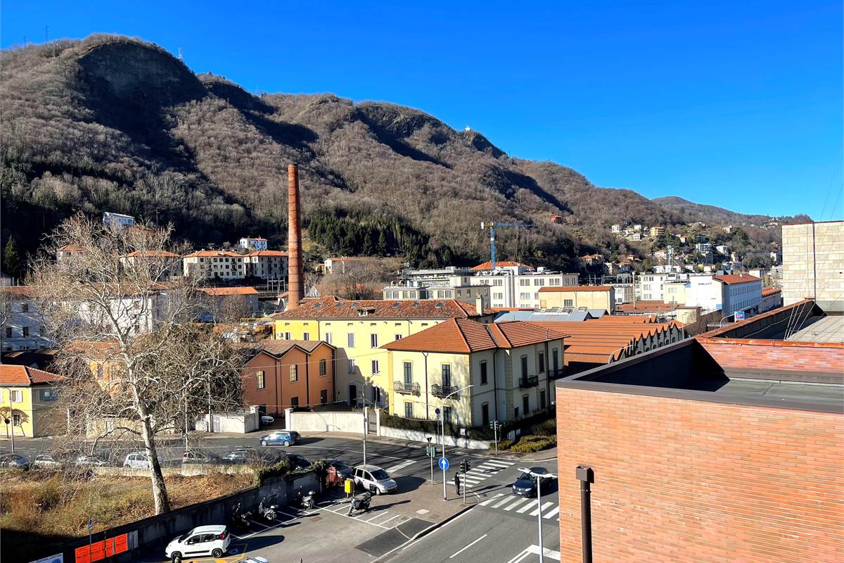 AMPIO E LUMINOSO TRILOCALE CON BALCONI E BOX