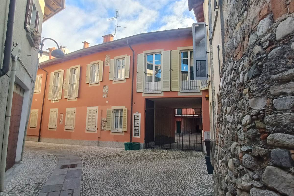 BILOCALE CON POSTO AUTO COPERTO CENTRO-UGGIATE CON RONAGO COMO