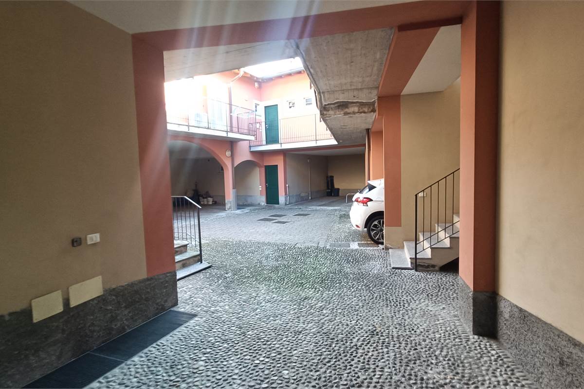 BILOCALE CON POSTO AUTO COPERTO CENTRO-UGGIATE CON RONAGO COMO