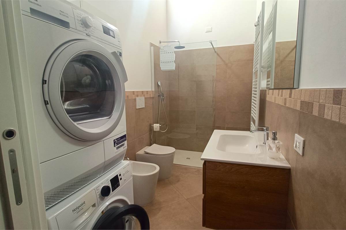 BILOCALE CON POSTO AUTO COPERTO CENTRO-UGGIATE CON RONAGO COMO