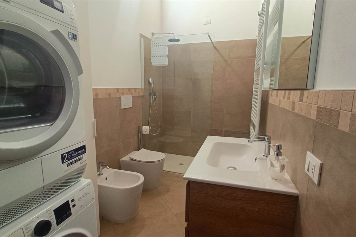 BILOCALE CON POSTO AUTO COPERTO CENTRO-UGGIATE CON RONAGO COMO