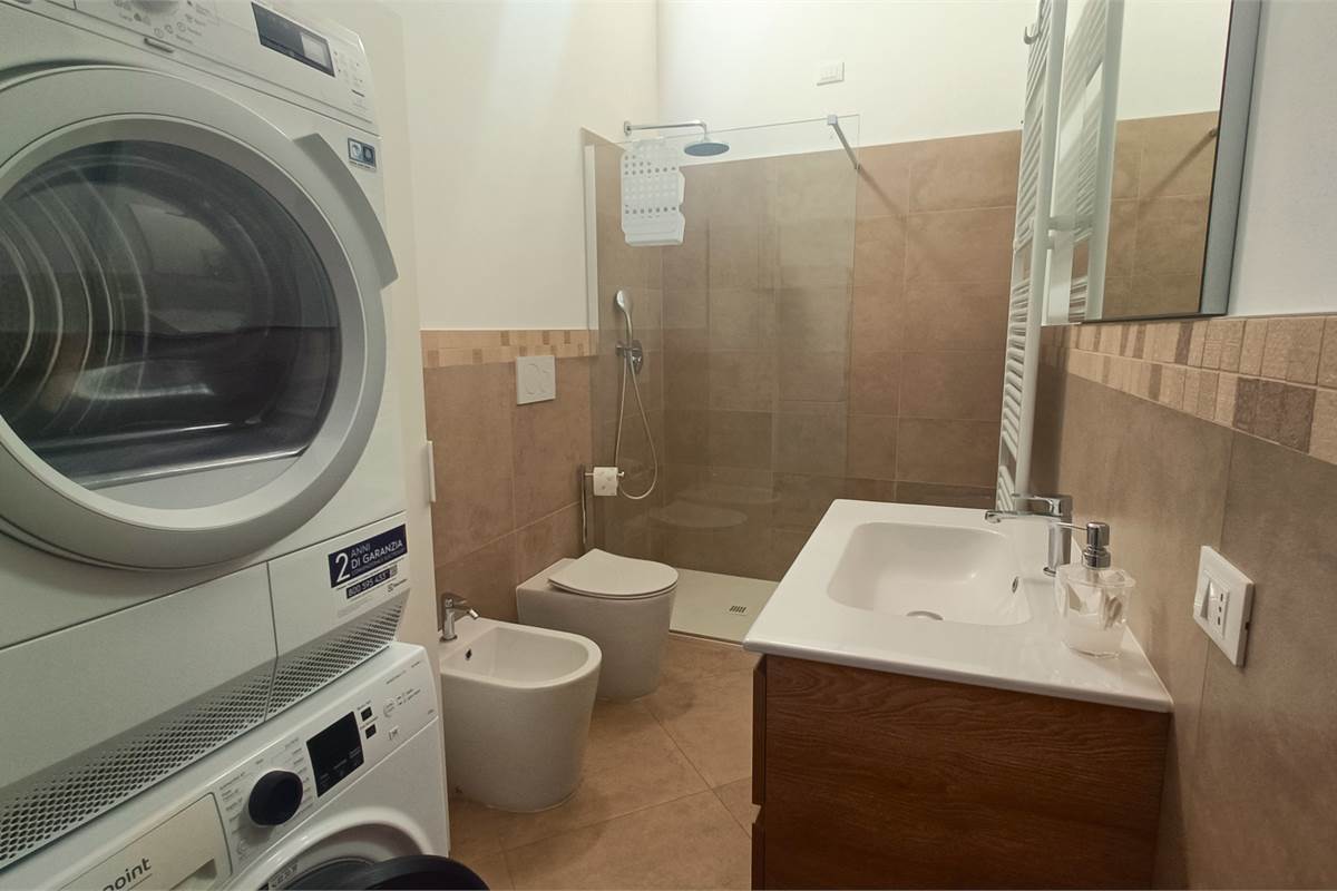 BILOCALE CON POSTO AUTO COPERTO CENTRO-UGGIATE CON RONAGO COMO