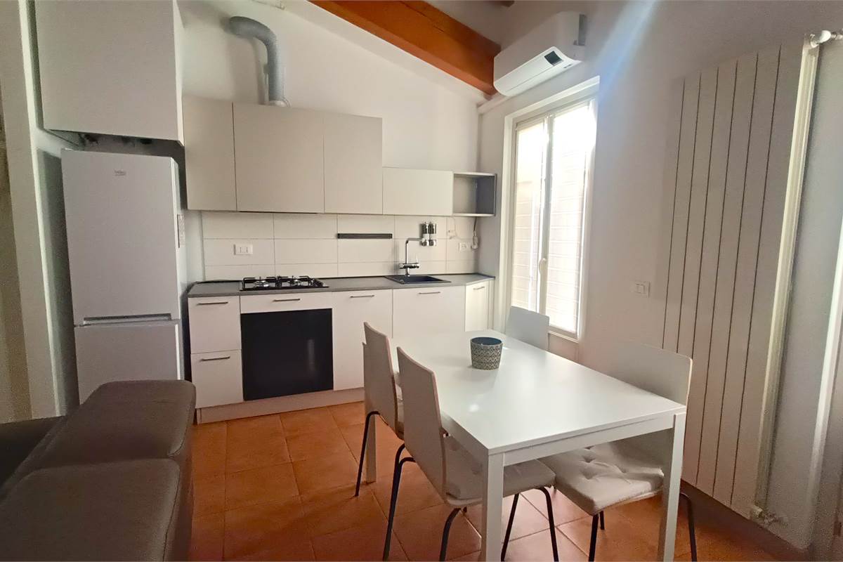 BILOCALE CON POSTO AUTO COPERTO CENTRO-UGGIATE CON RONAGO COMO