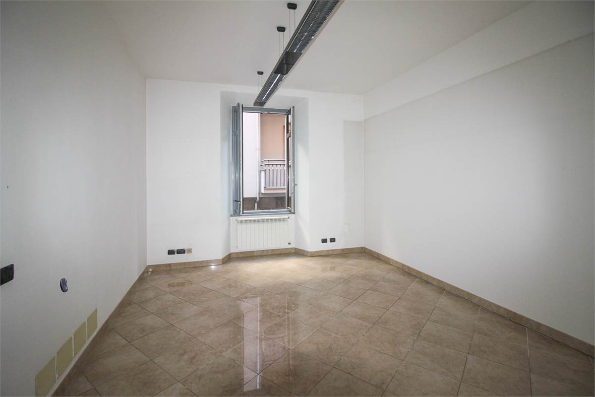 COMO CITTA' MURATA AMPIO APPARTAMENTO CON BALCONI