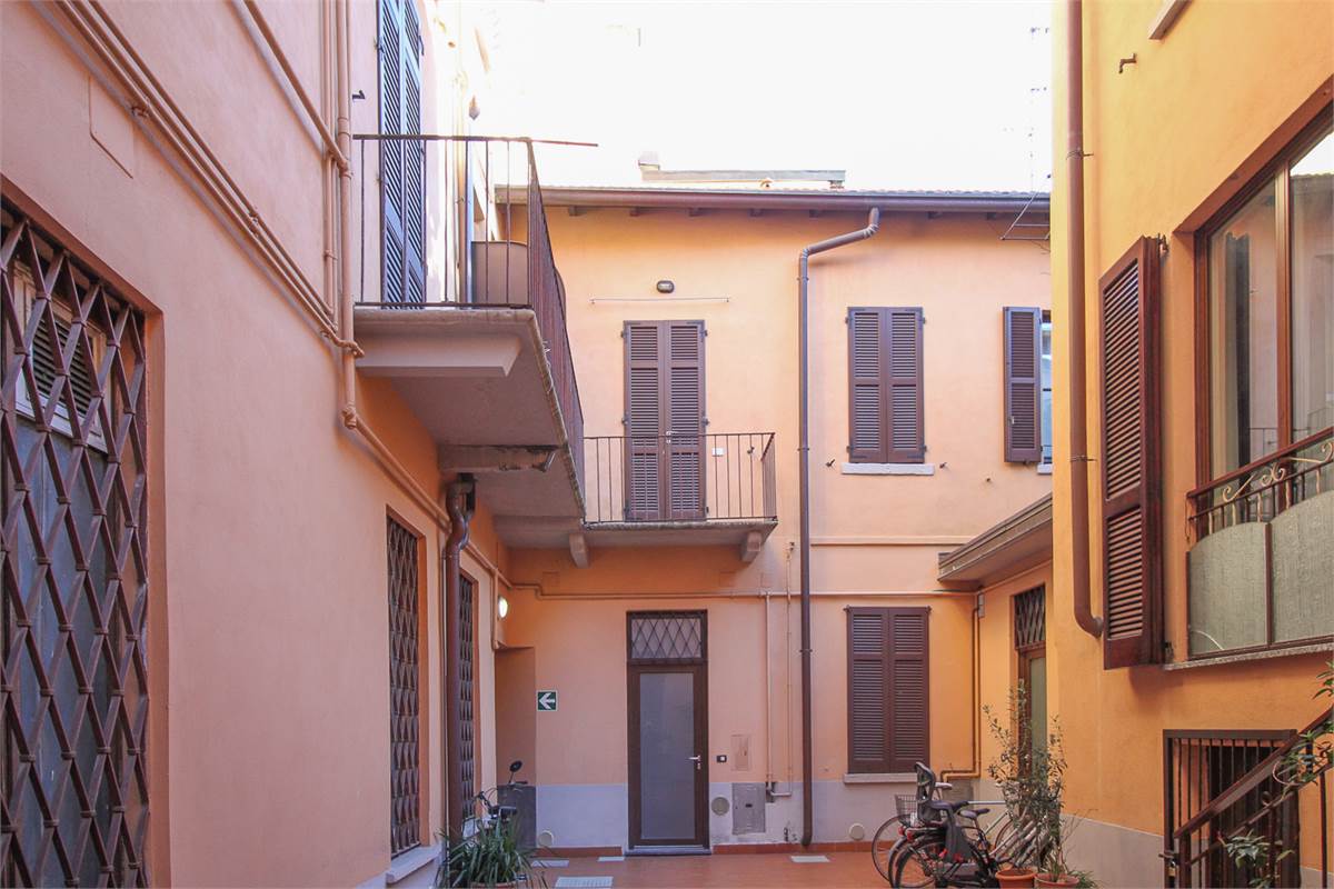 COMO CITTA' MURATA AMPIO APPARTAMENTO CON BALCONI