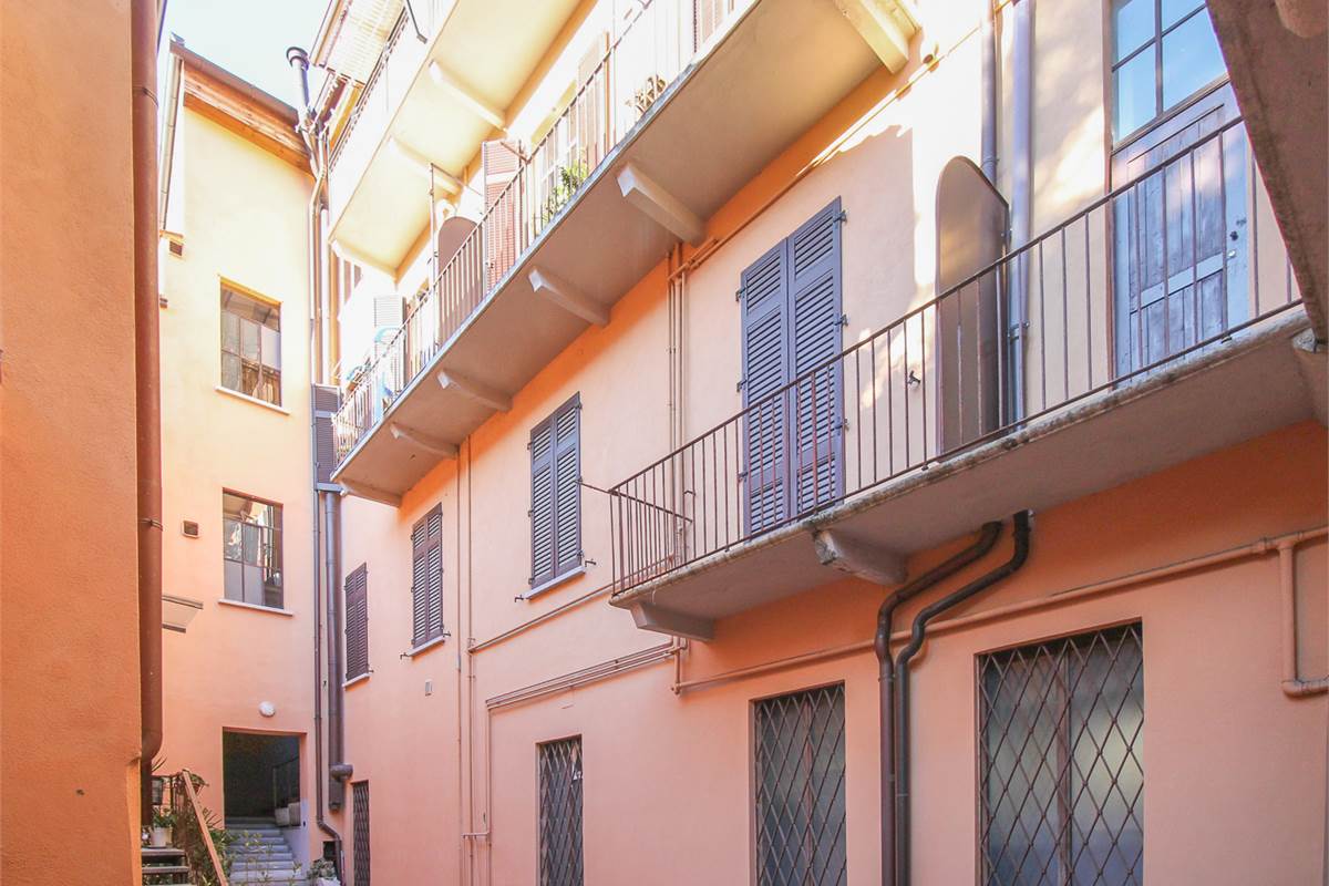 COMO CITTA' MURATA AMPIO APPARTAMENTO CON BALCONI