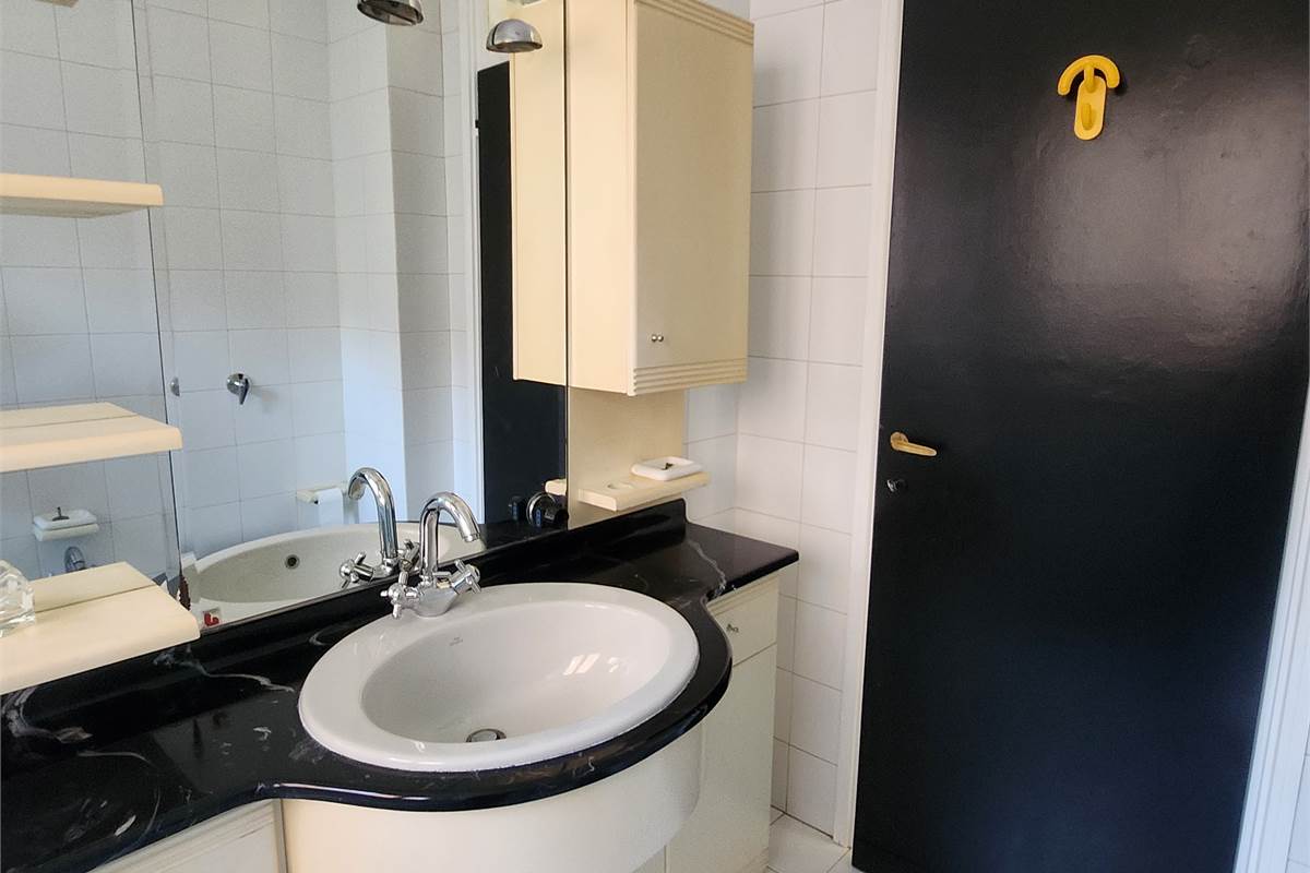 Ampio trilocale in zona Villa Olmo