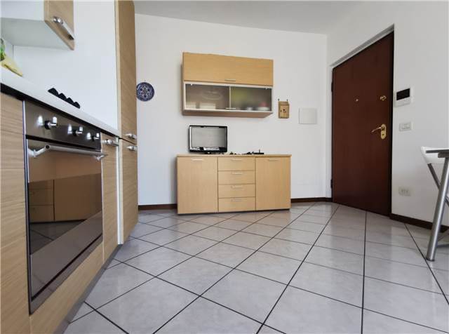 COMO CAMNAGO VOLTA bilocale arredato con balcone, box e cantina