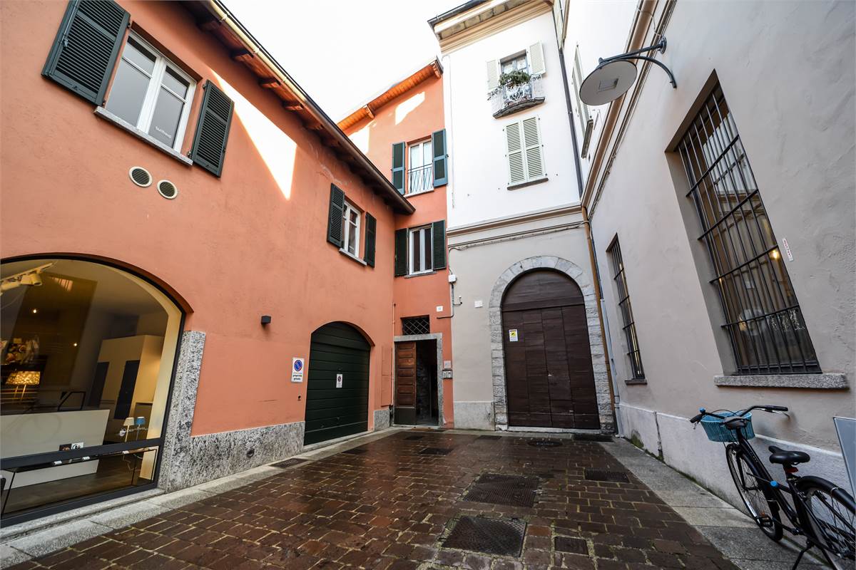APPARTAMENTO CON BALCONE CENTRO STORICO - COMO