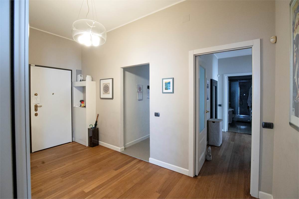 COMO via Santo Garovaglio AMPIO QUADRILOCALE CON BOX DOPPIO