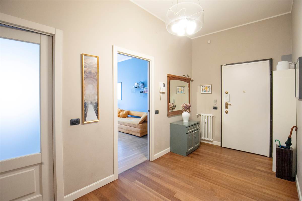 COMO via Santo Garovaglio AMPIO QUADRILOCALE CON BOX DOPPIO