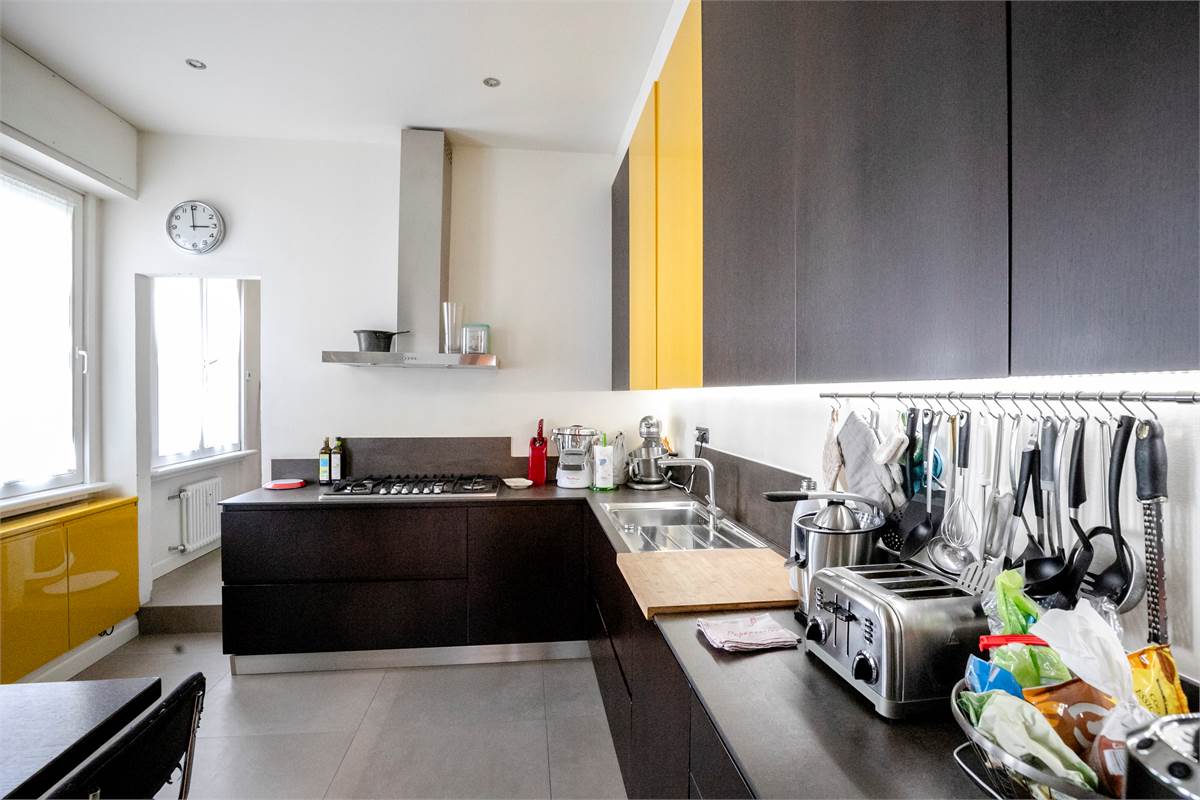 COMO via Santo Garovaglio AMPIO QUADRILOCALE CON BOX DOPPIO