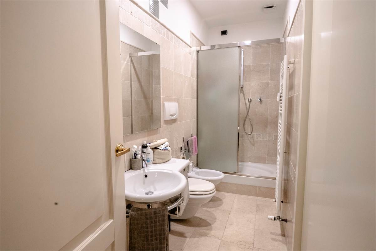 COMO via Santo Garovaglio AMPIO QUADRILOCALE CON BOX DOPPIO