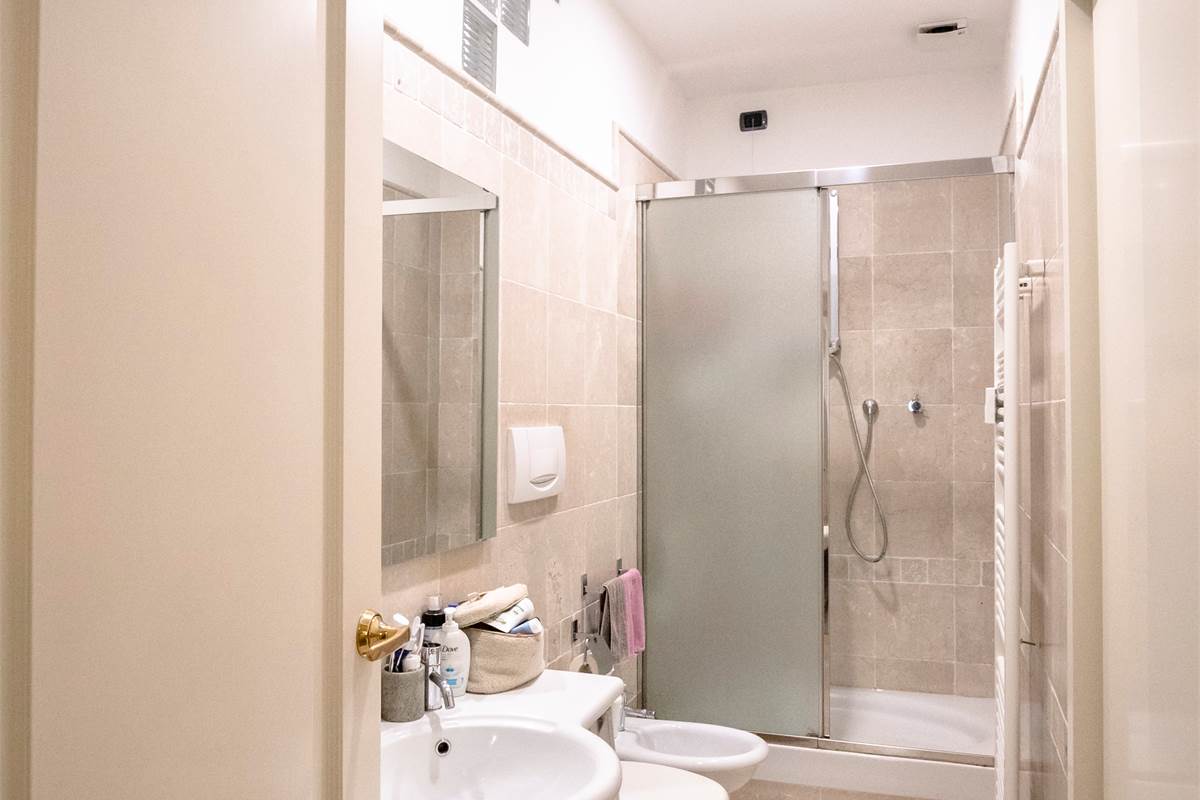 COMO via Santo Garovaglio AMPIO QUADRILOCALE CON BOX DOPPIO