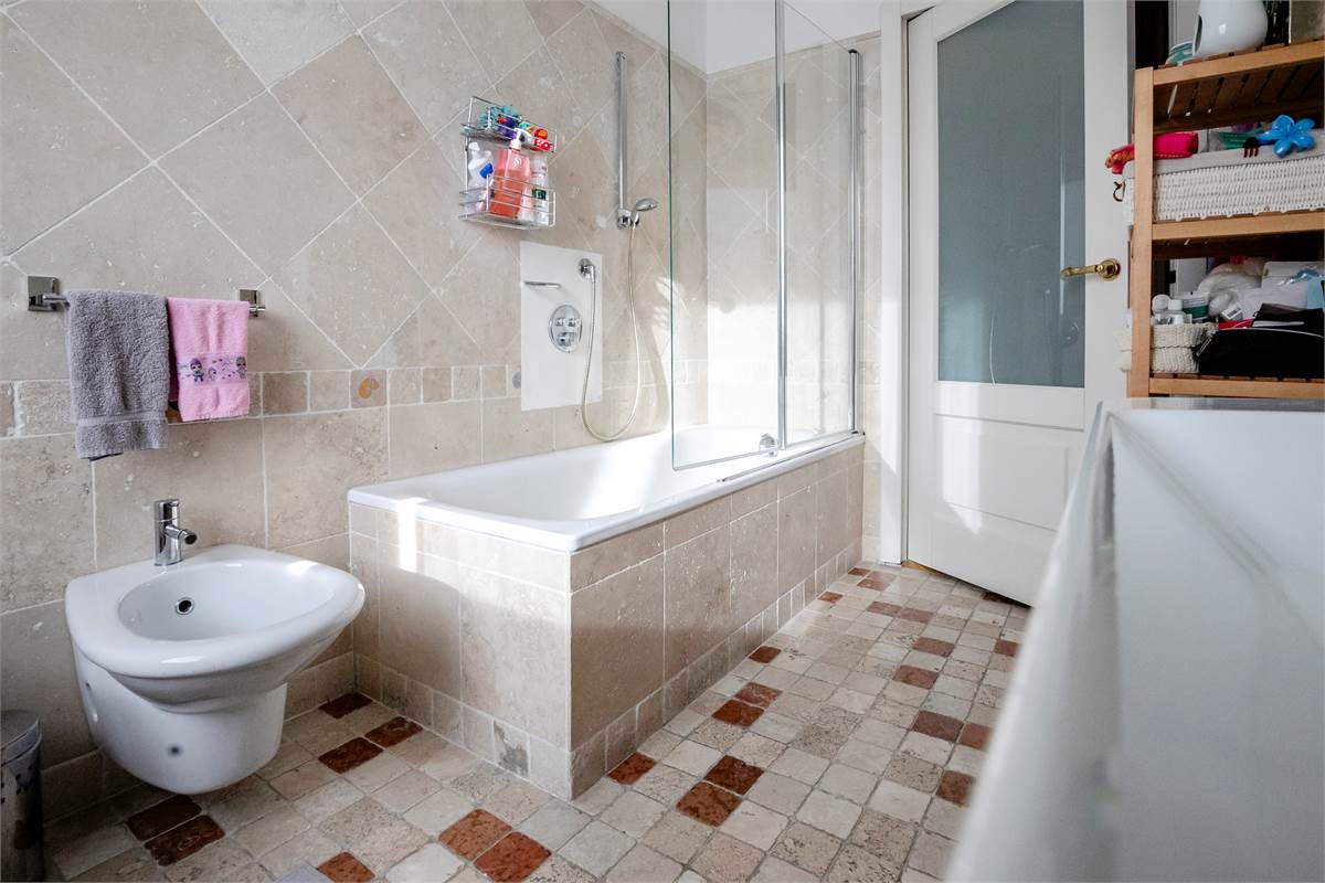 COMO via Santo Garovaglio AMPIO QUADRILOCALE CON BOX DOPPIO