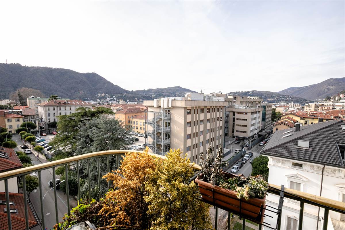 COMO via Santo Garovaglio AMPIO QUADRILOCALE CON BOX DOPPIO