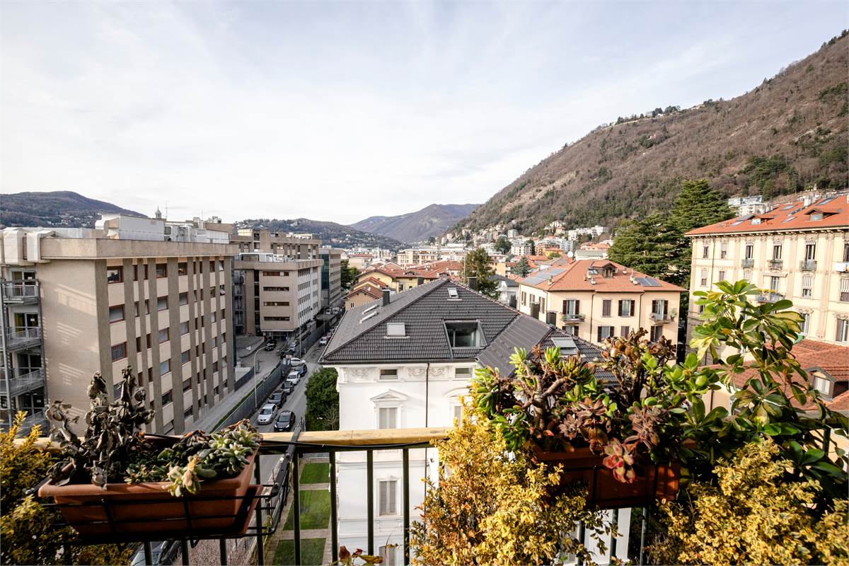 COMO via Santo Garovaglio AMPIO QUADRILOCALE CON BOX DOPPIO