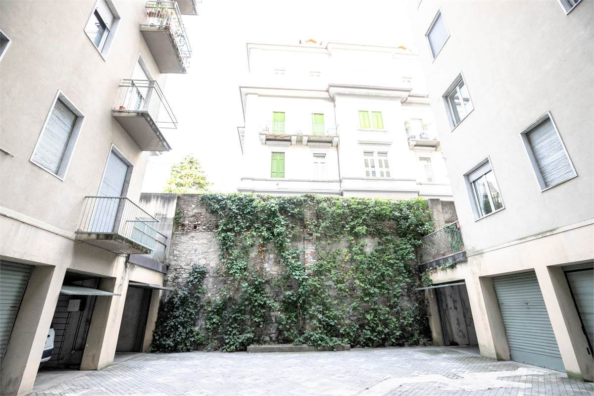 COMO via Santo Garovaglio AMPIO QUADRILOCALE CON BOX DOPPIO