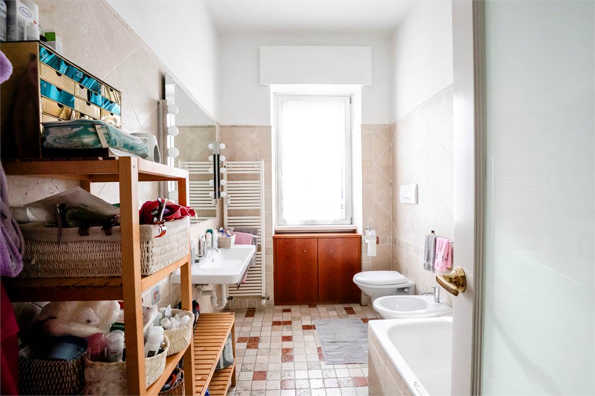 COMO via Santo Garovaglio AMPIO QUADRILOCALE CON BOX DOPPIO