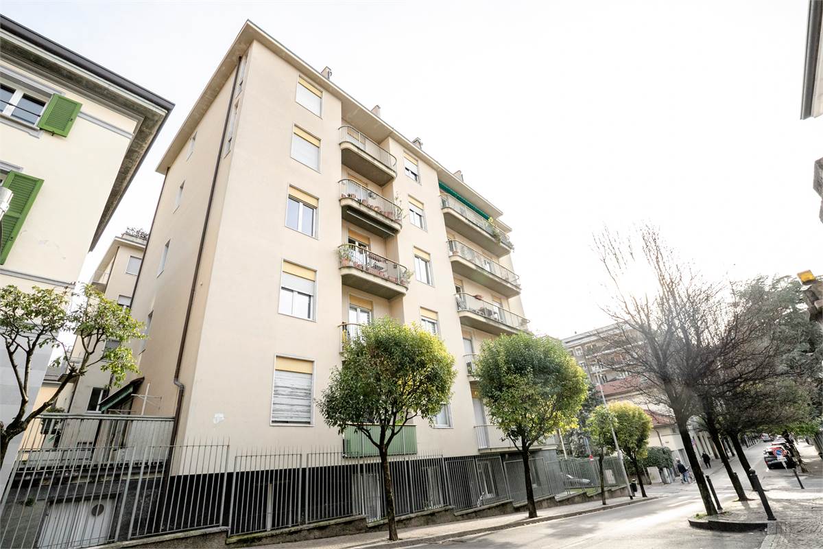 COMO via Santo Garovaglio AMPIO QUADRILOCALE CON BOX DOPPIO