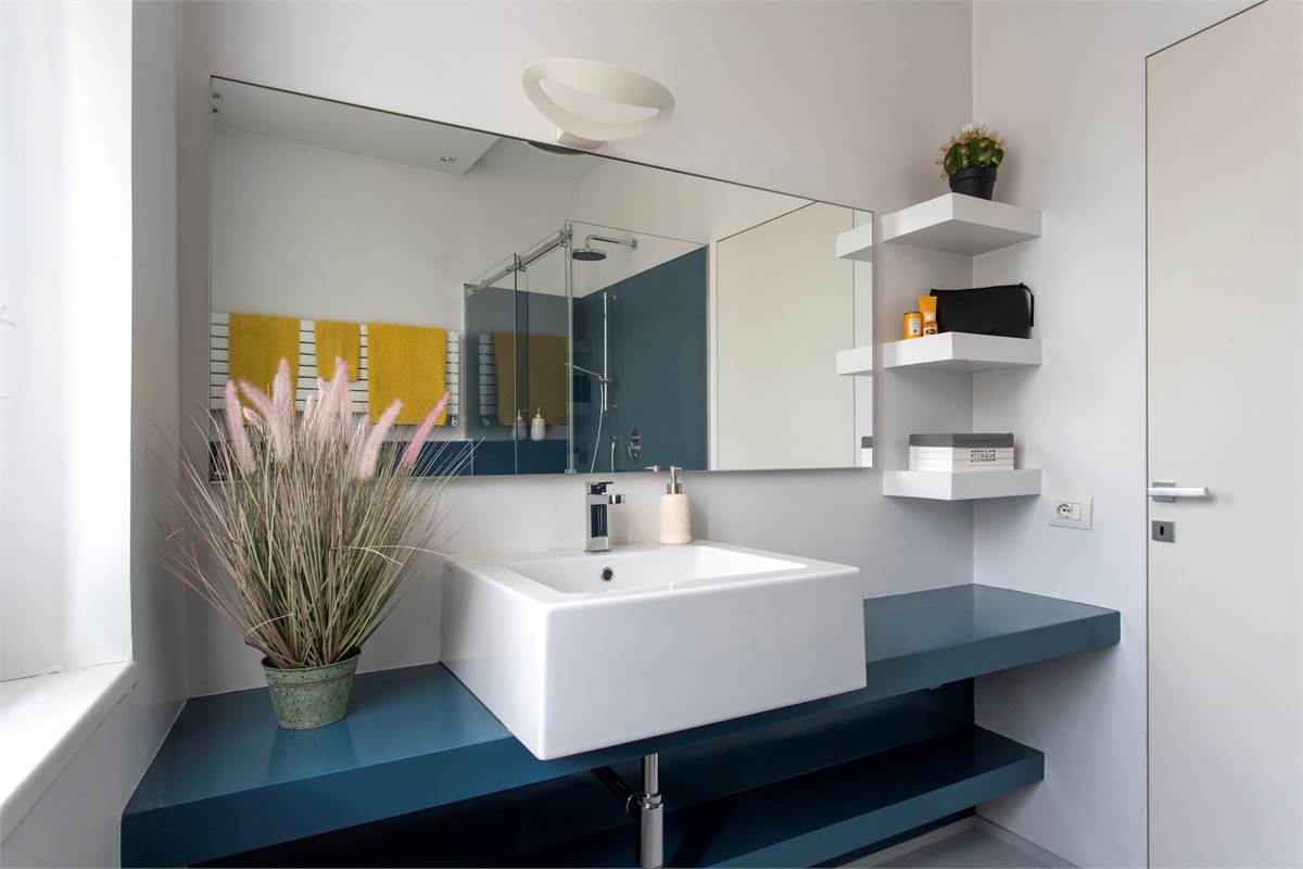 QUADRILOCALE IN CORTE INTERNA CON BOX - CENTRO - COMO  