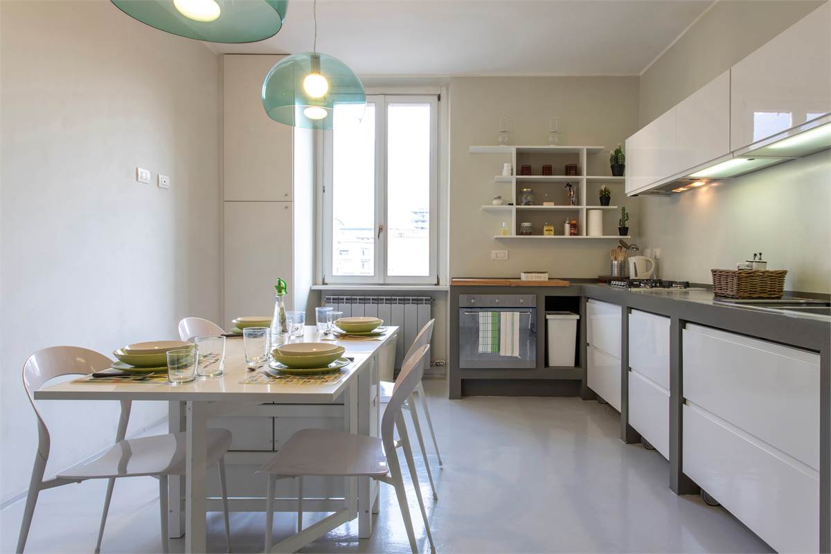 QUADRILOCALE IN CORTE INTERNA CON BOX - CENTRO - COMO  