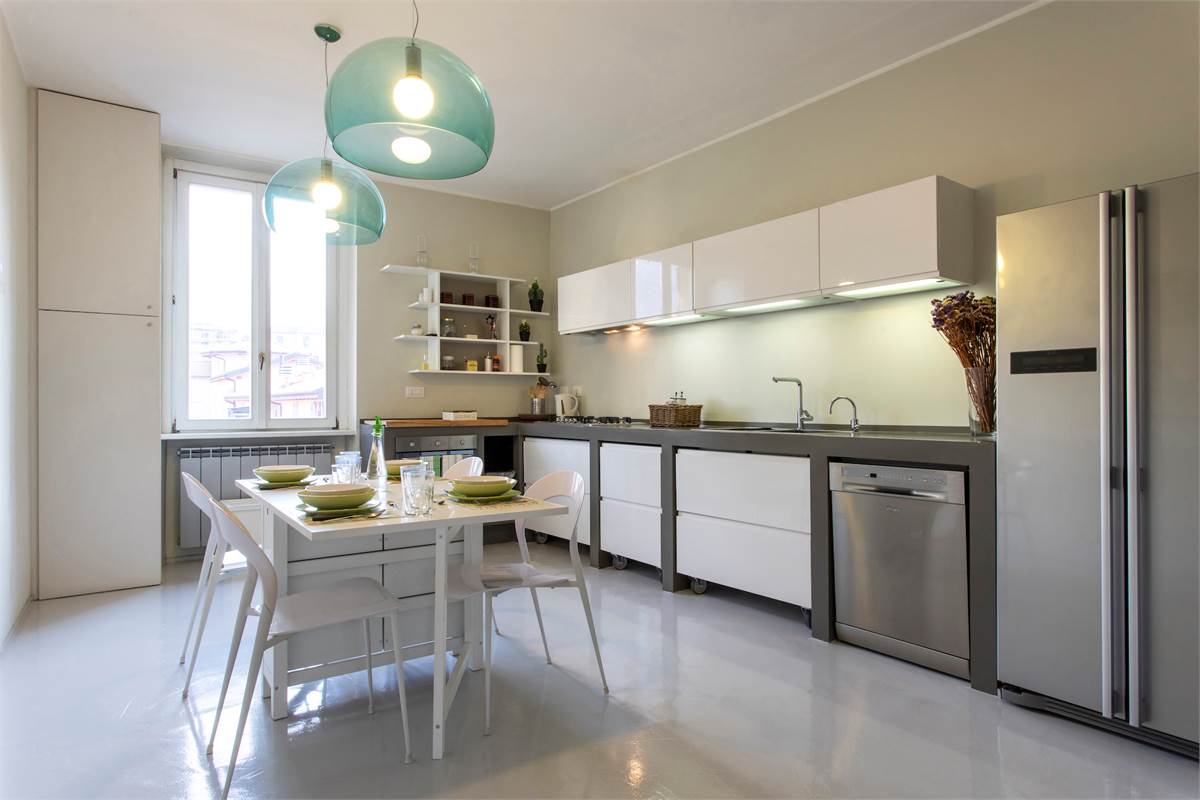 QUADRILOCALE IN CORTE INTERNA CON BOX - CENTRO - COMO  