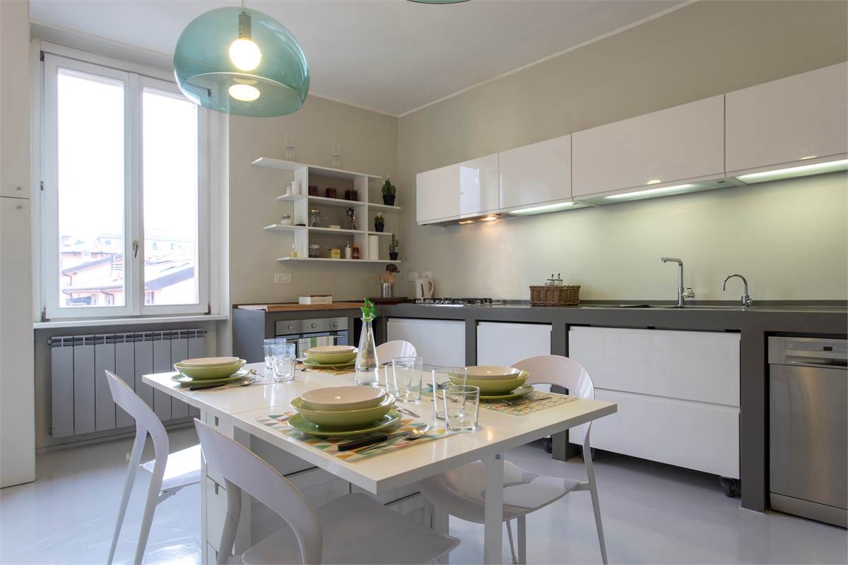 QUADRILOCALE IN CORTE INTERNA CON BOX - CENTRO - COMO  