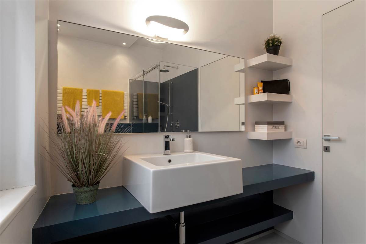 QUADRILOCALE IN CORTE INTERNA CON BOX - CENTRO - COMO  