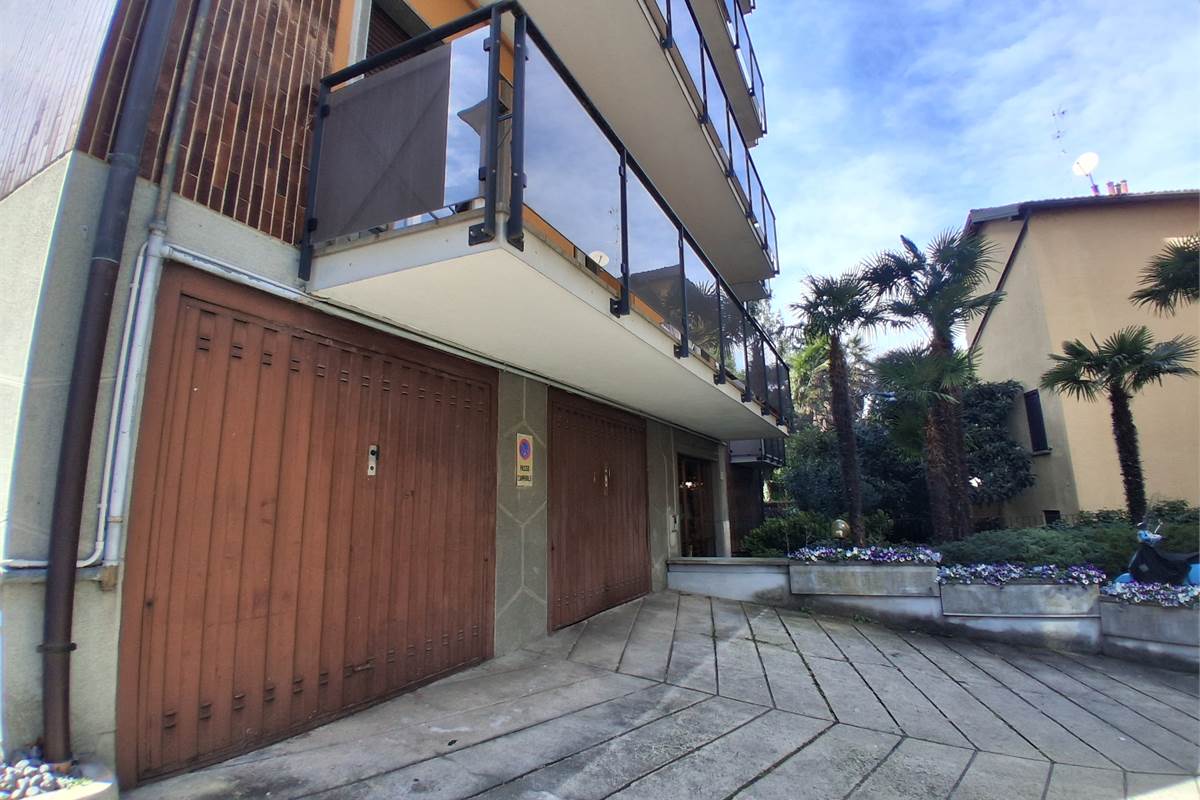 COMO VIA BORGOVICO: QUADRILOCALE CON AMPIO BOX 