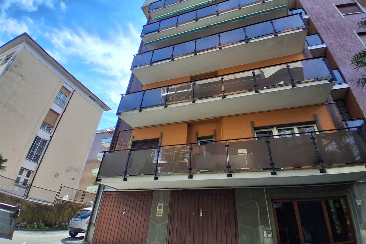 COMO VIA BORGOVICO: QUADRILOCALE CON AMPIO BOX 