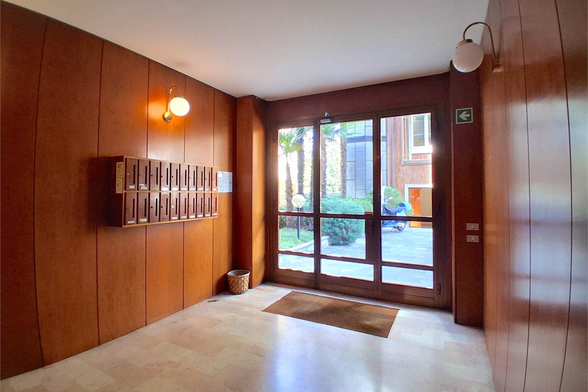 COMO VIA BORGOVICO: QUADRILOCALE CON AMPIO BOX 