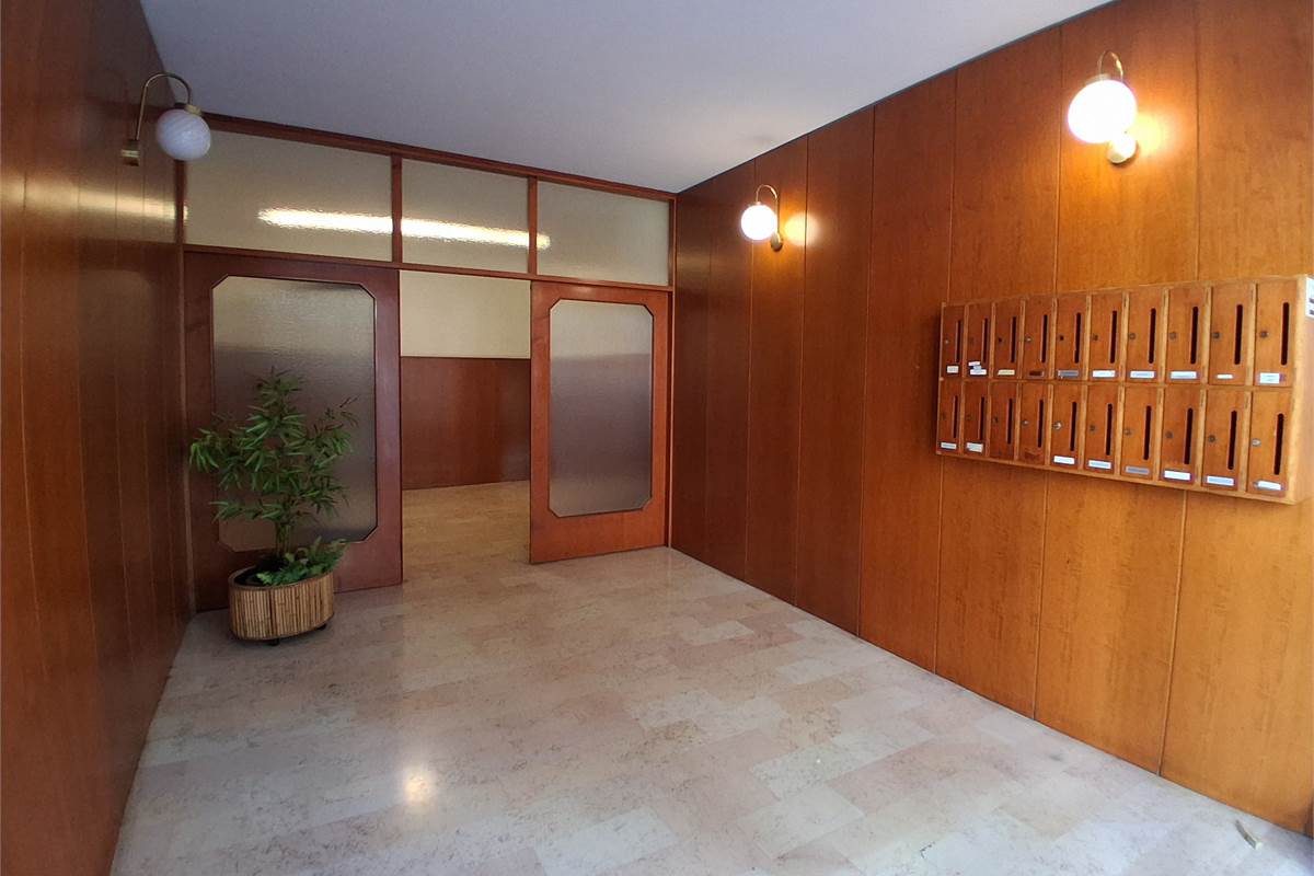 COMO VIA BORGOVICO: QUADRILOCALE CON AMPIO BOX 