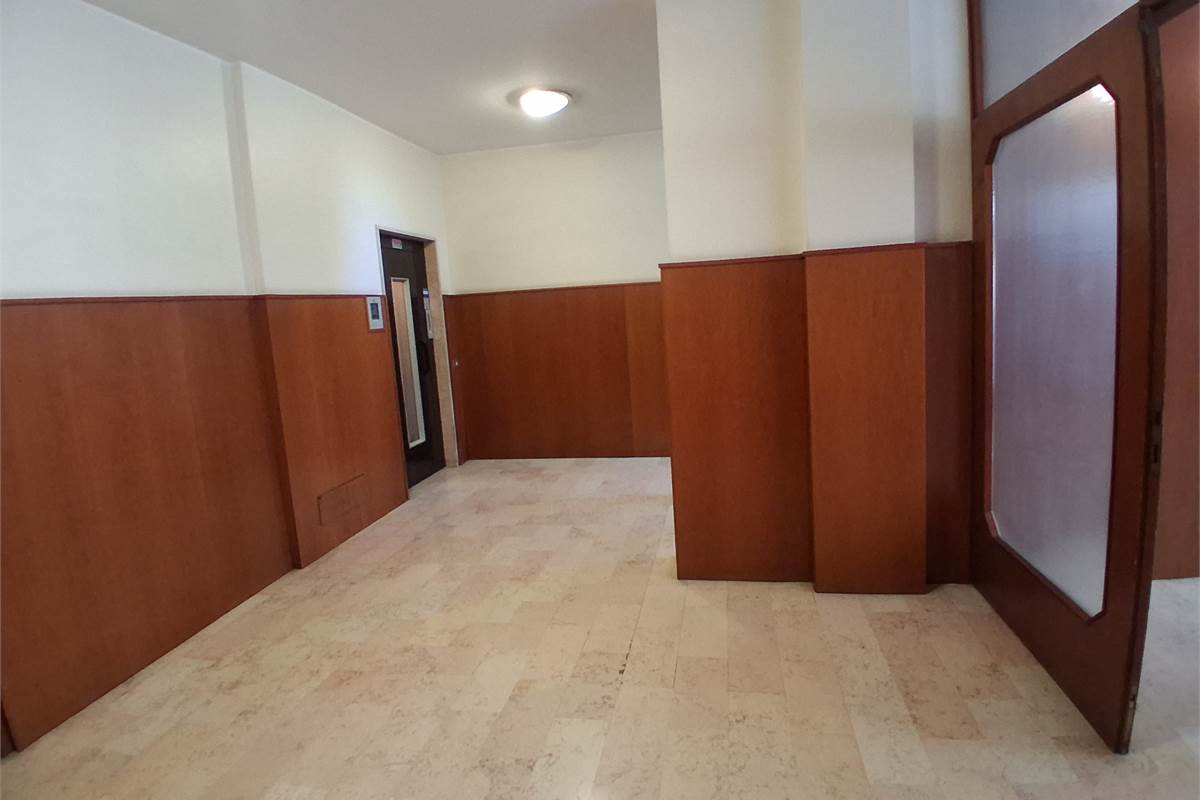 COMO VIA BORGOVICO: QUADRILOCALE CON AMPIO BOX 