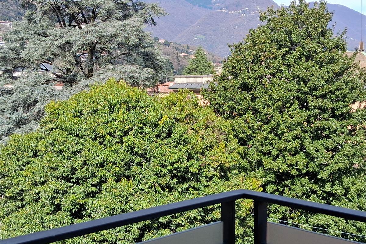 COMO VIA BORGOVICO: QUADRILOCALE CON AMPIO BOX 