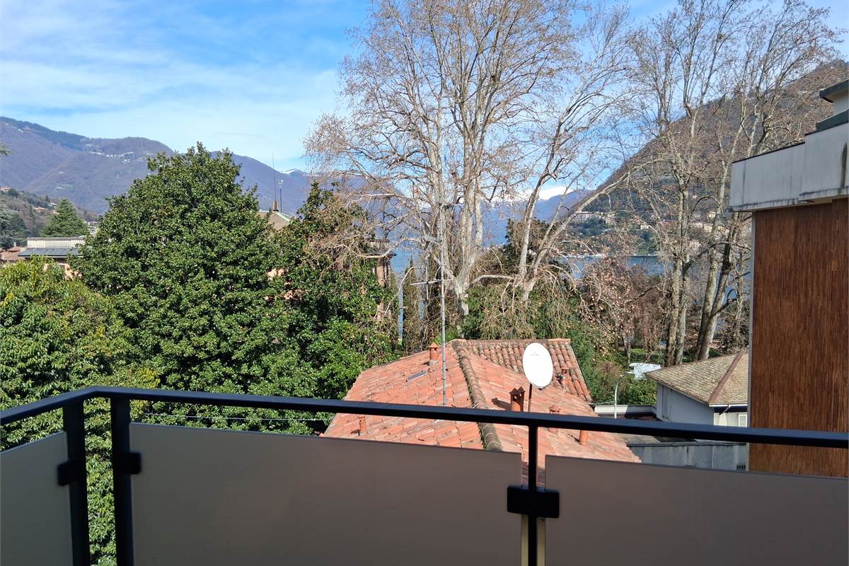 COMO VIA BORGOVICO: QUADRILOCALE CON AMPIO BOX 