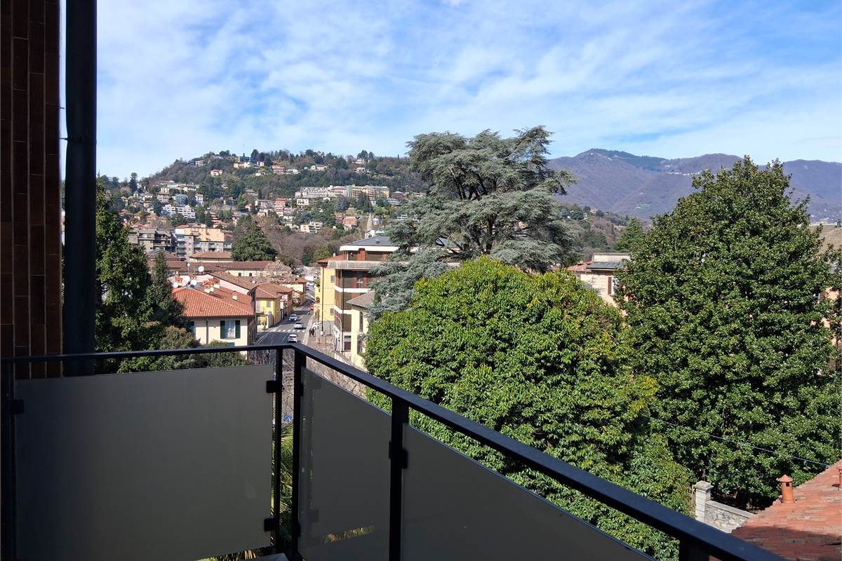 COMO VIA BORGOVICO: QUADRILOCALE CON AMPIO BOX 