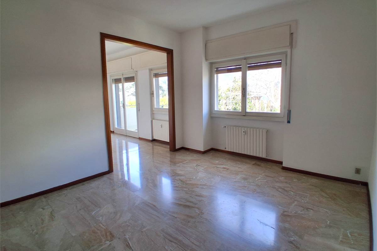 COMO VIA BORGOVICO: QUADRILOCALE CON AMPIO BOX 