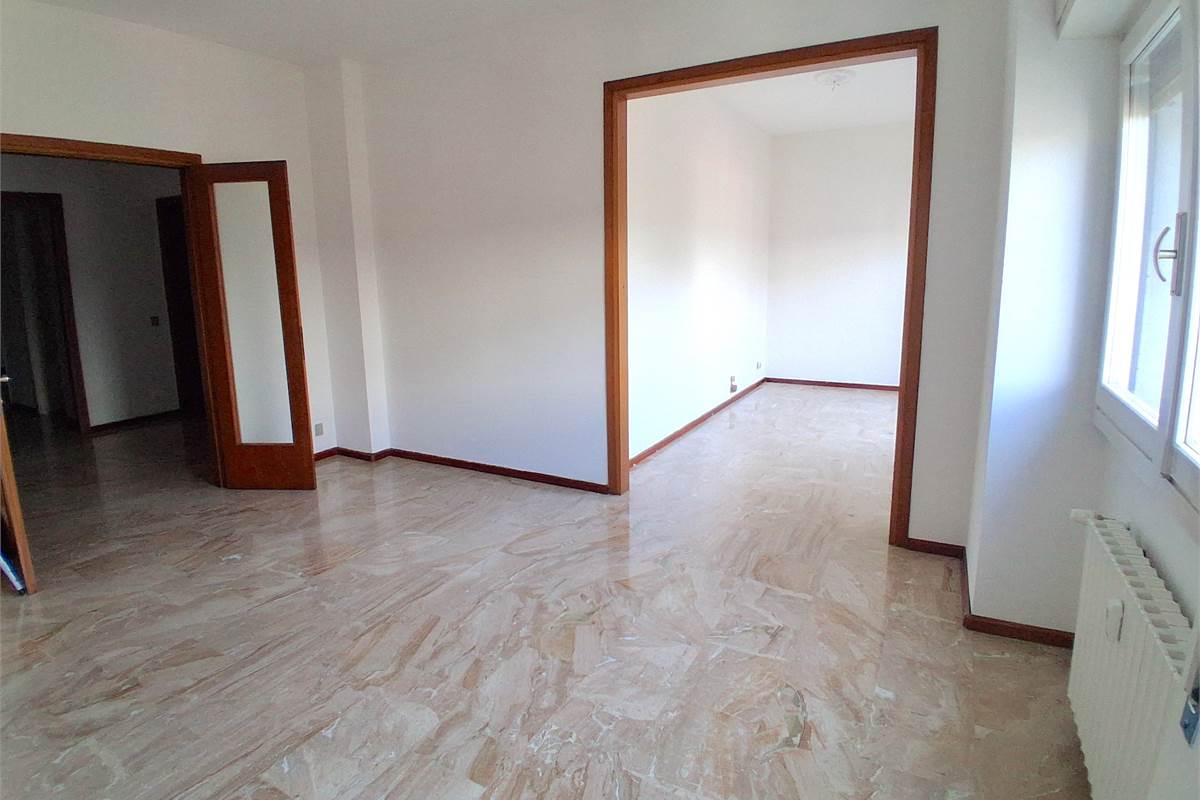 COMO VIA BORGOVICO: QUADRILOCALE CON AMPIO BOX 