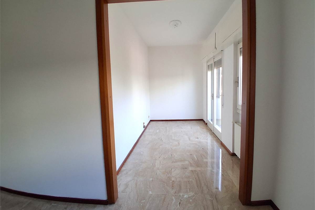 COMO VIA BORGOVICO: QUADRILOCALE CON AMPIO BOX 