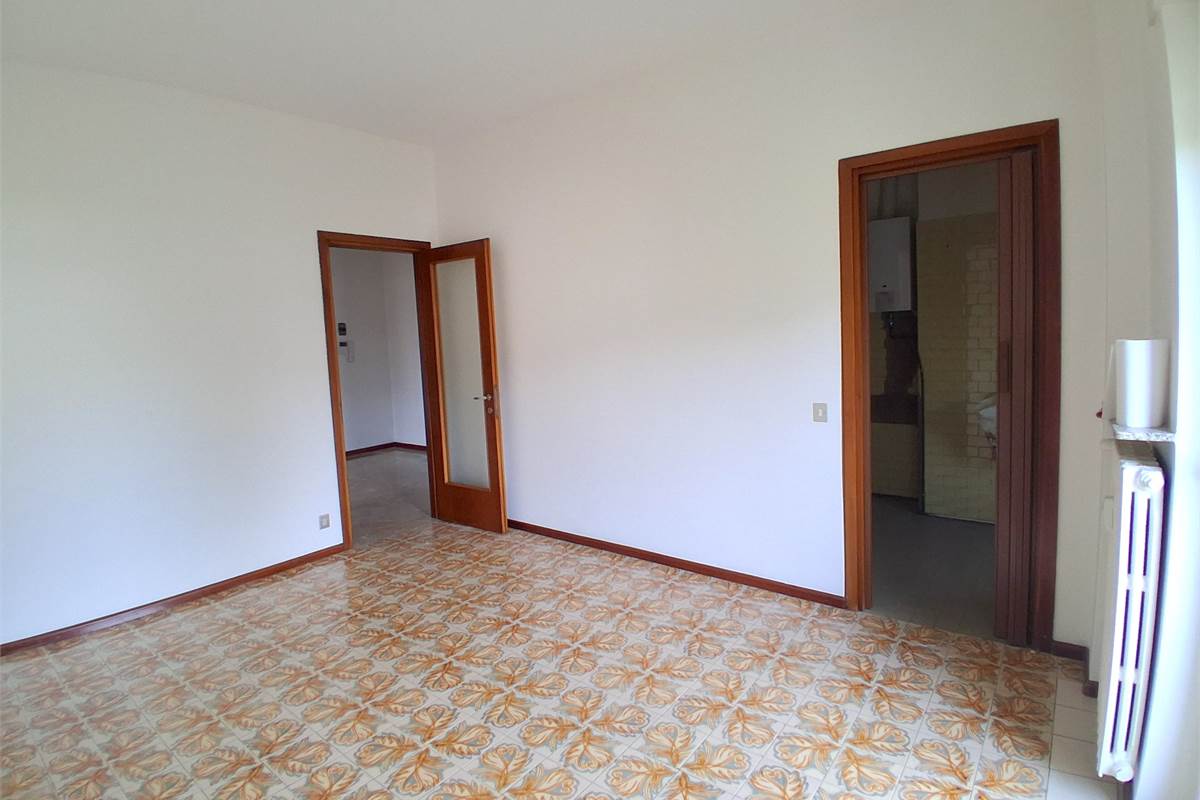 COMO VIA BORGOVICO: QUADRILOCALE CON AMPIO BOX 