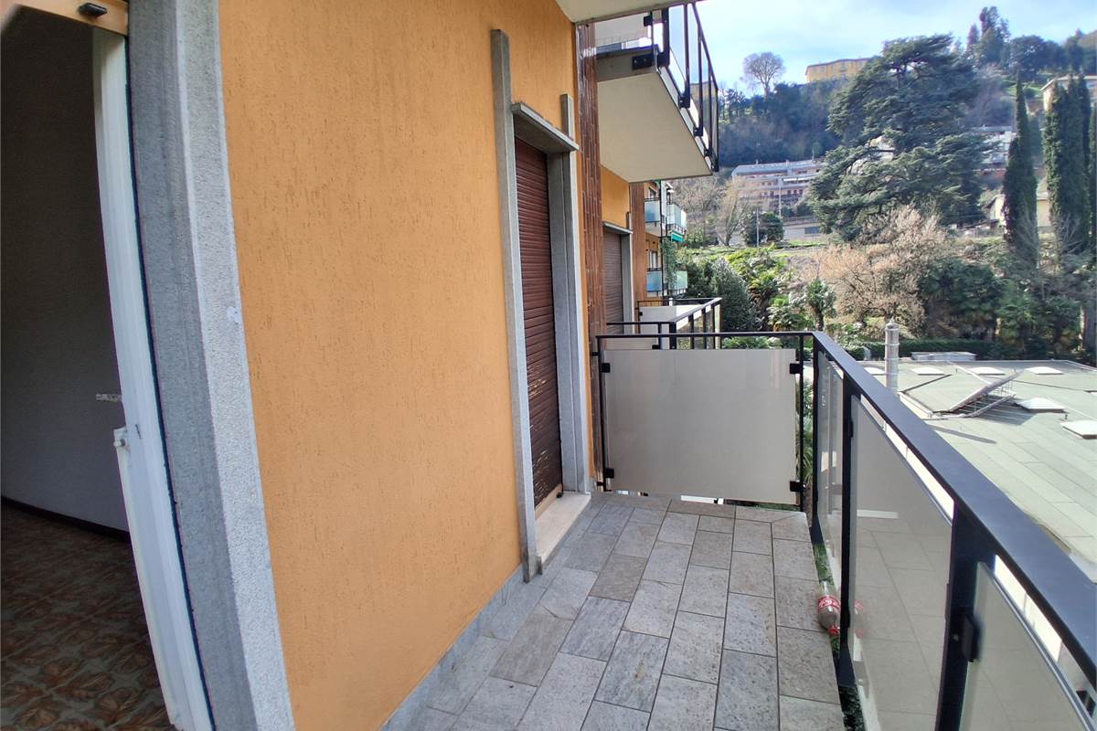 COMO VIA BORGOVICO: QUADRILOCALE CON AMPIO BOX 