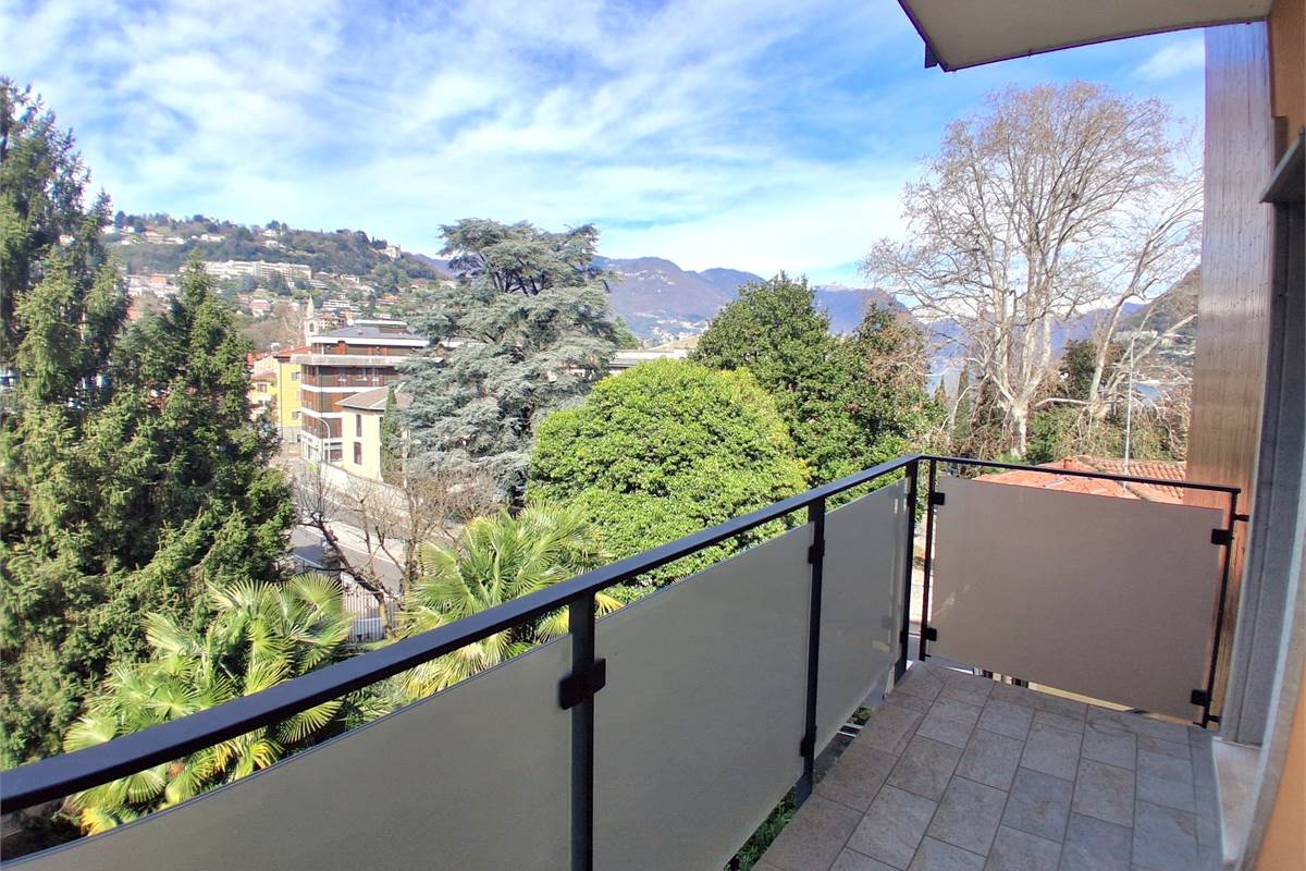 COMO VIA BORGOVICO: QUADRILOCALE CON AMPIO BOX 