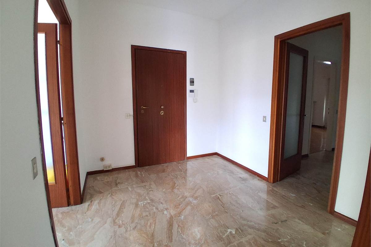 COMO VIA BORGOVICO: QUADRILOCALE CON AMPIO BOX 